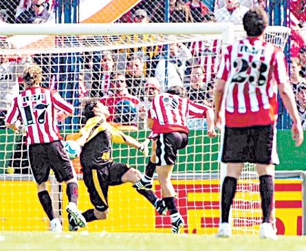 Montoya, con reflejos instantáneos, le tapó la pelota del partido a Calderón y fue clave en la victoria.