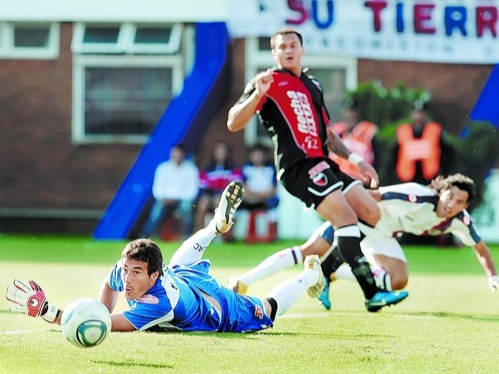 Pozo usó las manos para que Colón se pusiera de pie