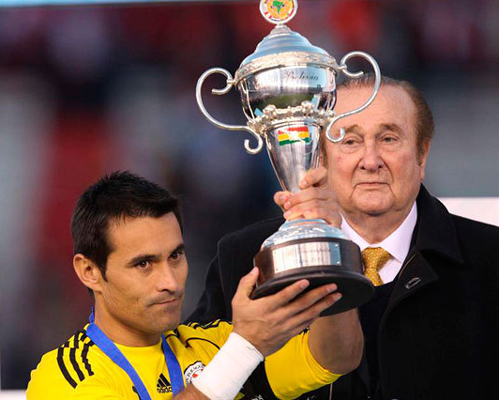 Justo Villar recibe premio mejor arquero Copa América 2011