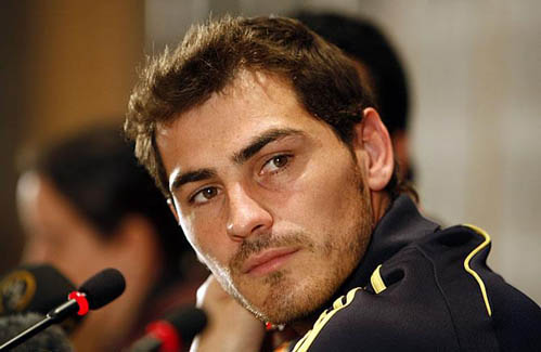 Casillas: Lo que yo hable con Xavi y Puyol no le importa a nadie