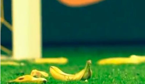 Manuel Neuer es recibido con bananas