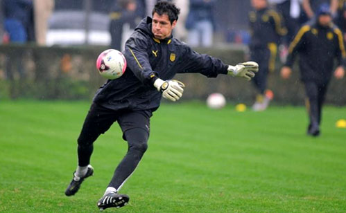 Ex arqueros de Peñarol en la piel de Bologna