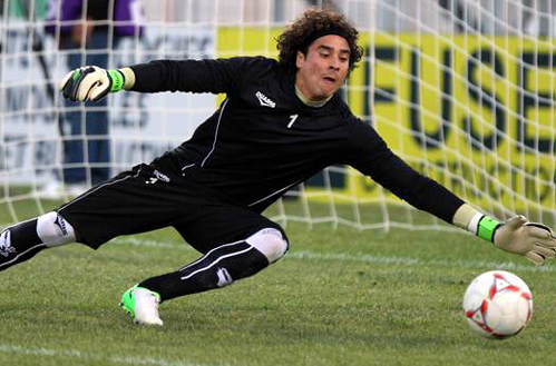Memo Ochoa convence a propios y extraños en Francia