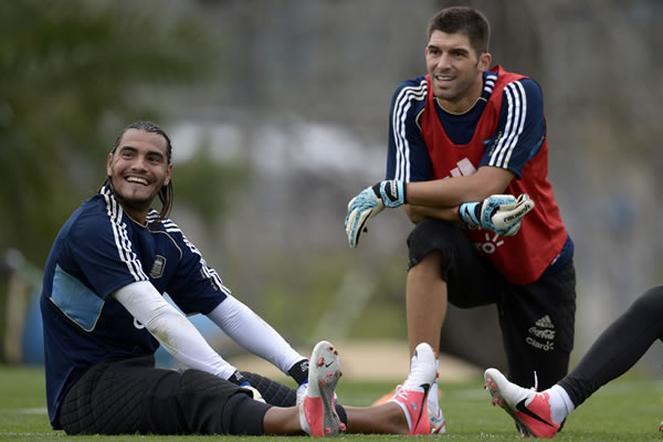 Los dos arqueros mundialistas de Argentina hoy son suplentes